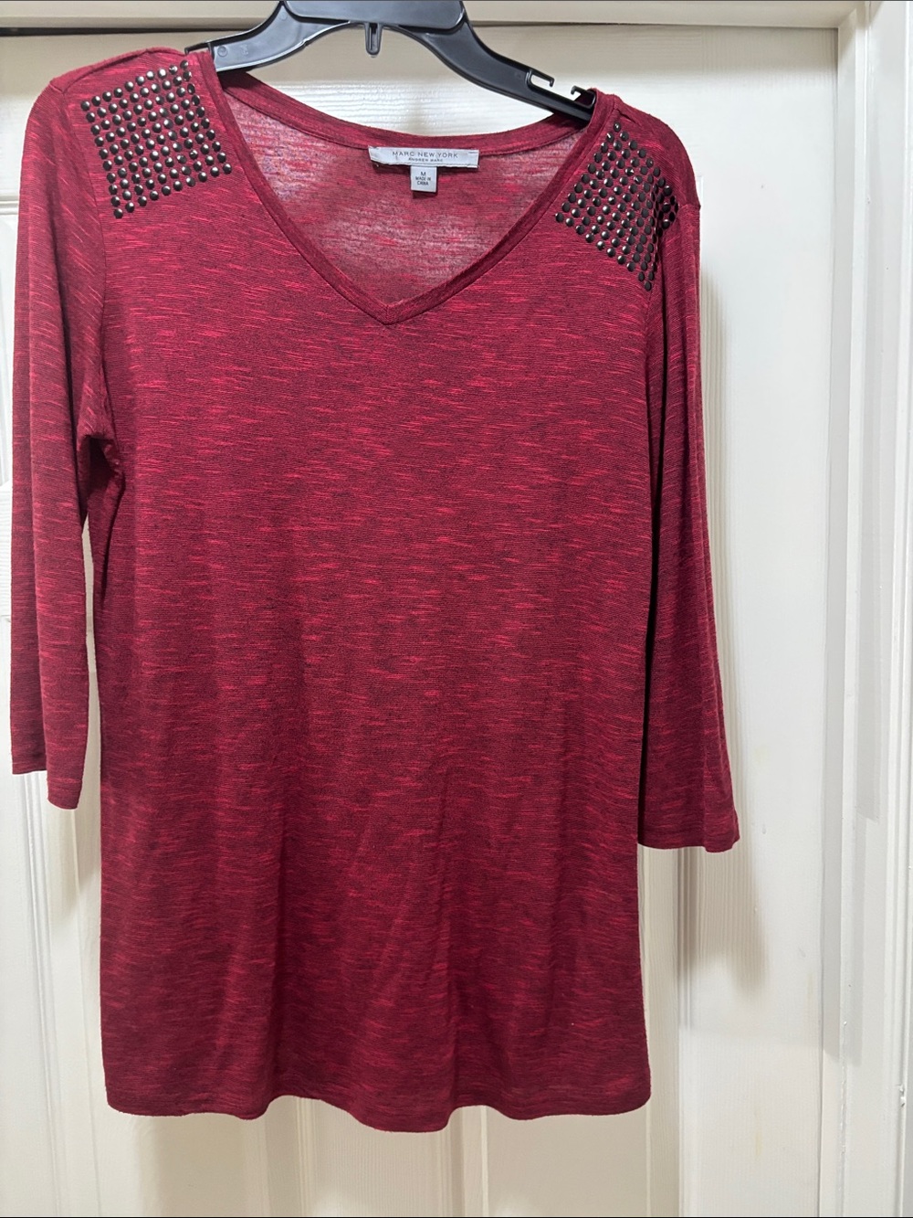 Women’s V-Neck Stud Shoulder Tunic in Heathered Burgundy